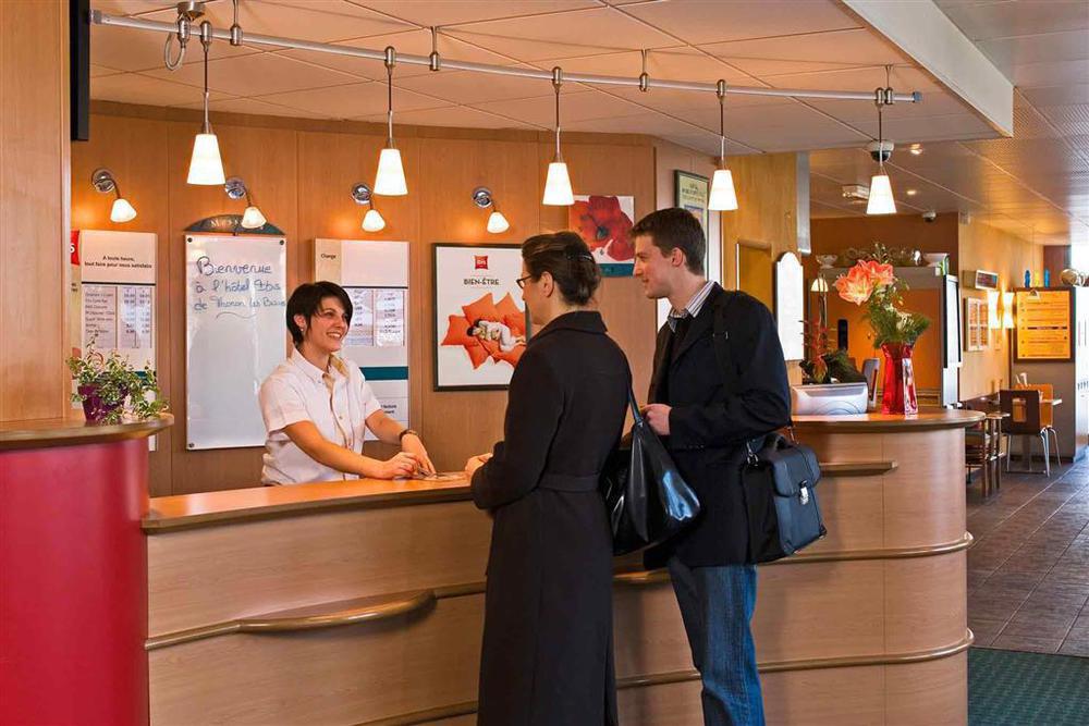 宜必思托农中心酒店 托农莱班 外观 照片